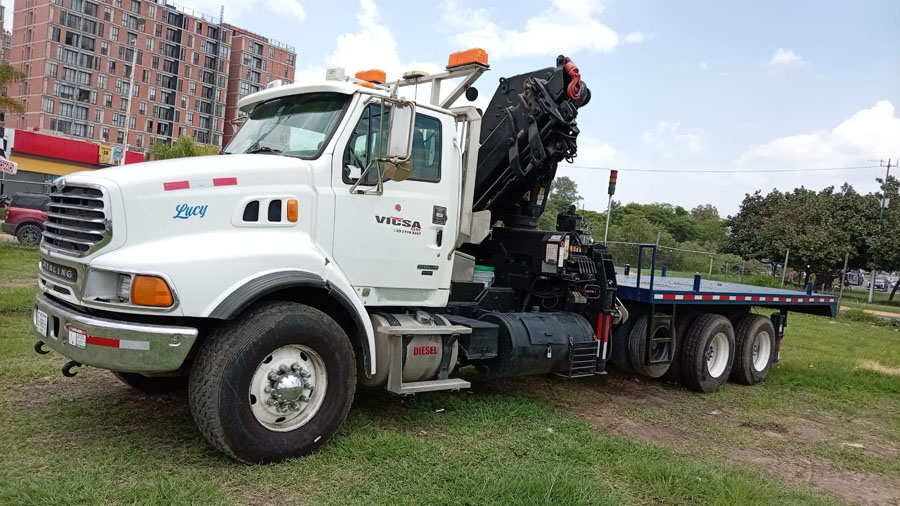 grua de 8 toneladas de capacidad montada en camion kenworth y lataforma de 5 metros de largo